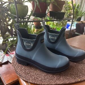 Pendleton Women's Blue and Black Winter Rain Boots
